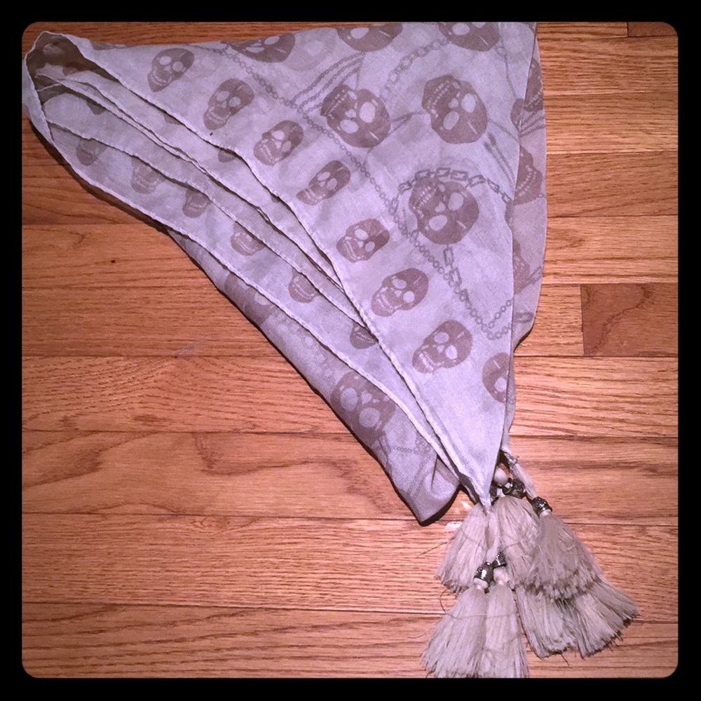 Skull scarf with tassel